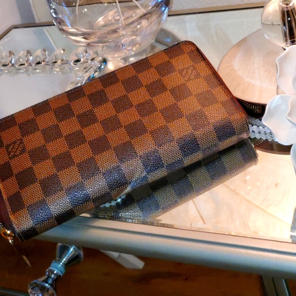 Louis Vuitton Zippy Wallet - Picture 1 of 9